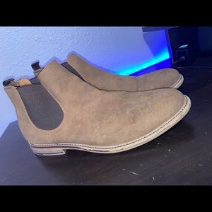 Chelsea Boots ONLY NEEDS CLEANED